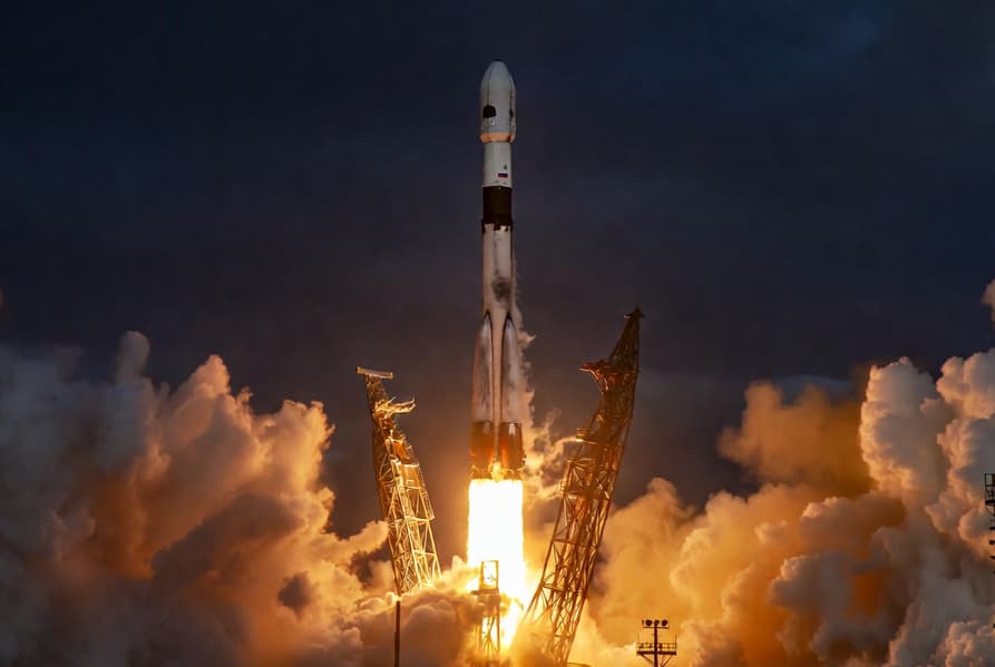 Новейшая ракета «Союз-5» готова к запуску: её установили на стартовый стол - 1
